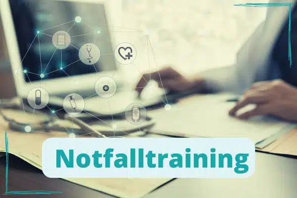 "Notfalltraining": Ein Büroarbeitsplatz in einer Arztpraxis mit Dokumenten und einem Notebook. Weitere Infos verlinkt.