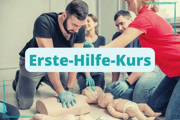 "Erste-Hilfe-Kurs": Während des Kurses wird die HLW vorgeführt, zwei Teilnehmende schauen zu. Weitere Infos verlinkt.