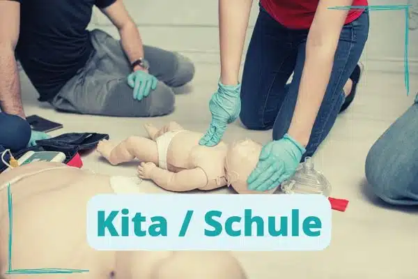 "Kita/Schule": im Kurs wird die HLW an einer Babypuppe demonstriert. Weitere Infos verlinkt.