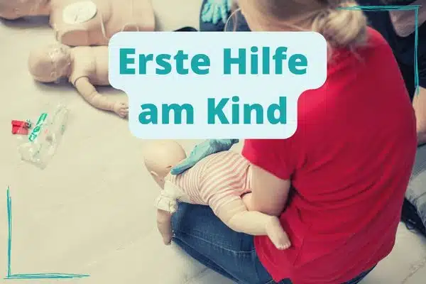 "Erste Hilfe am Kind": Fliegergriff-Demonstration an Baby-Puppe. Weitere Infos im Link.