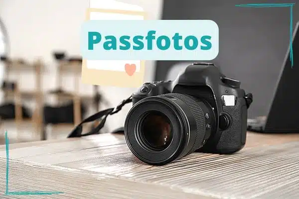 "Passfotos": Digitalkamera auf Tisch. Mehr Infos im Link.