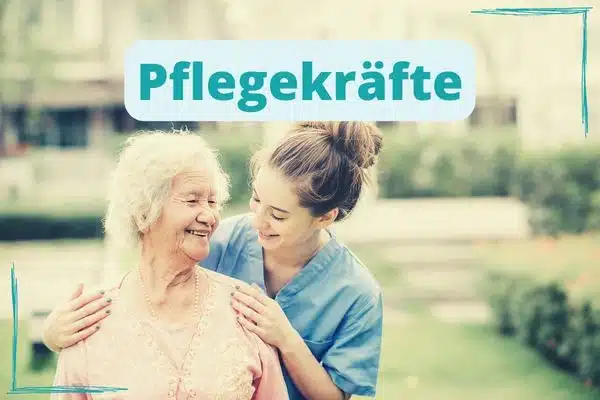 "Pflegekräfte": Junge Pflegerin kümmert sich um ältere Dame. Beide lächeln. Weitere Infos im Link.