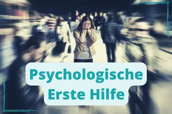 "Psychologische Erste Hilfe": Frau wirkt verzweifelt in Menschenmenge. Mehr Infos im Link.