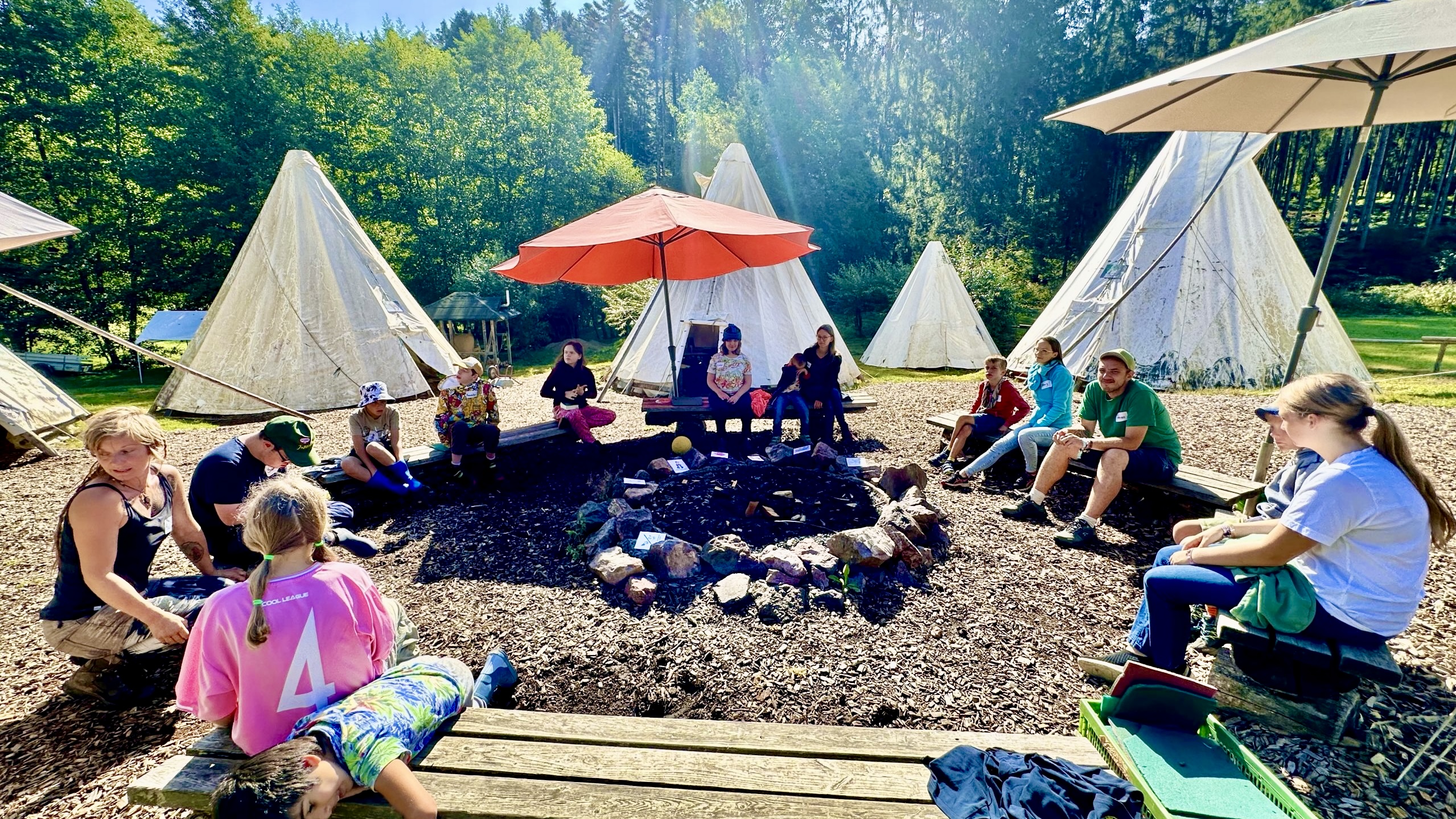 Tipi-Camp-Besprechung im Morgenkreis