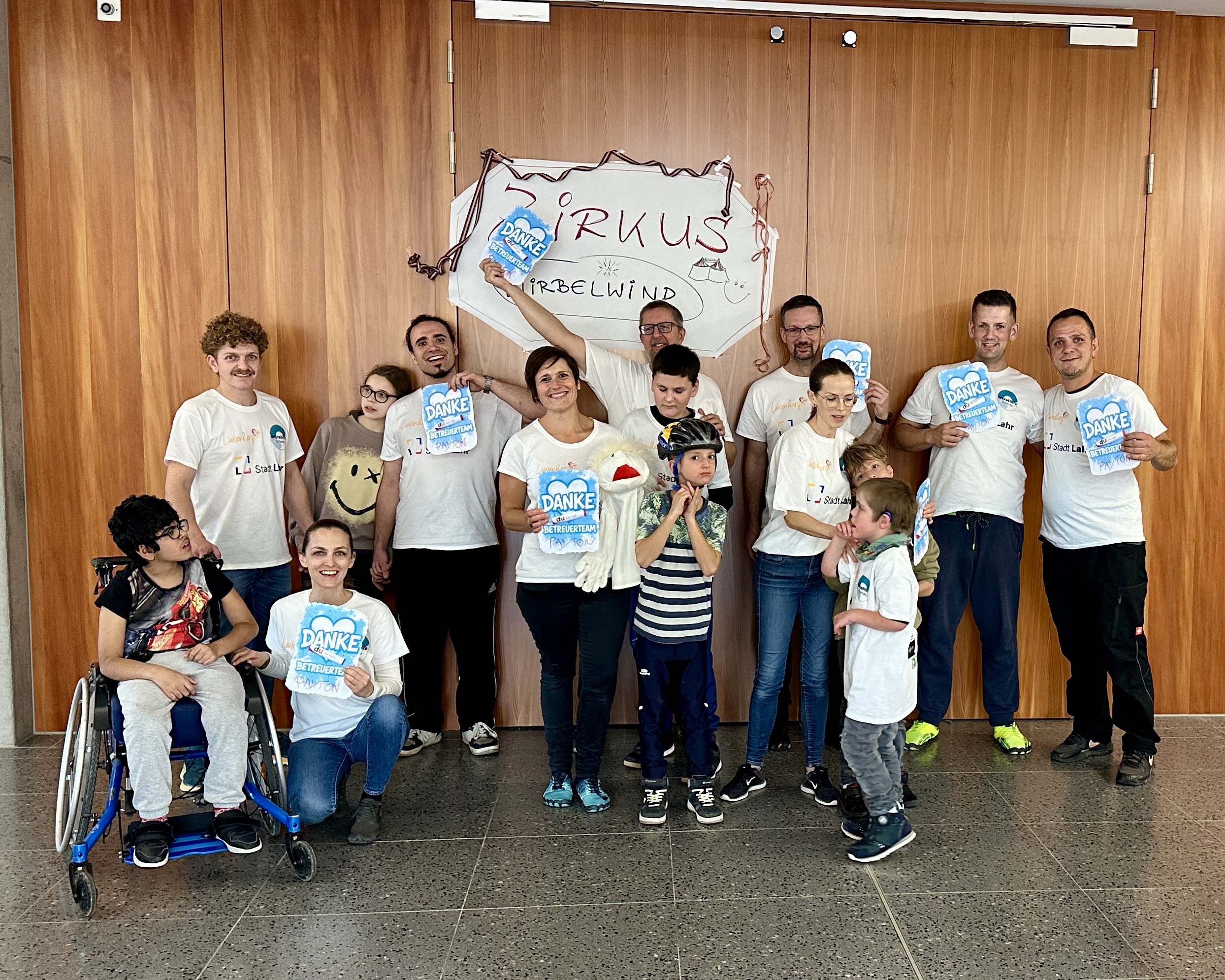 Gruppenfoto beim Zirkusprojekt – Inklusives Ferienprogramm 2025